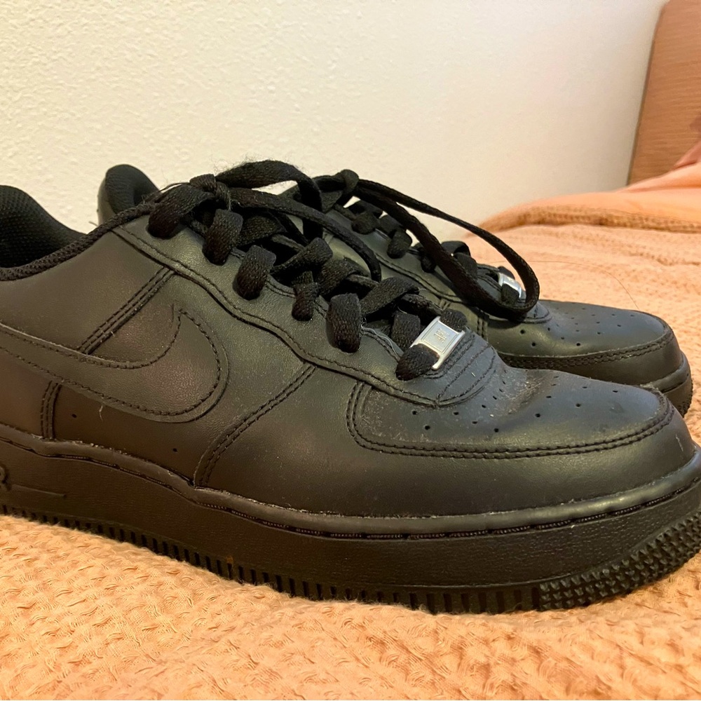 boys black nike air force 1s